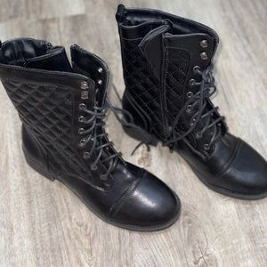 Combats boots never worn
